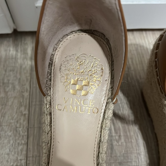 Vince Camuto wedge sandals/ NWOT - Picture 3 of 4